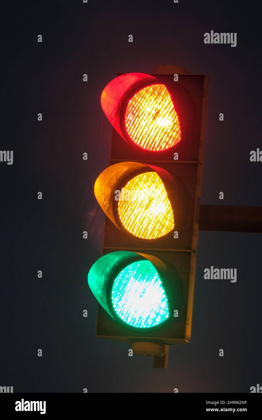 '28.10.2021, Germania, Brema, Brema - semafori di tutti e tre i colori (lunga esposizione). 00A211028D106CAROEX.JPG [MODELLO RELEASE: NON RICORREABL Foto Stock