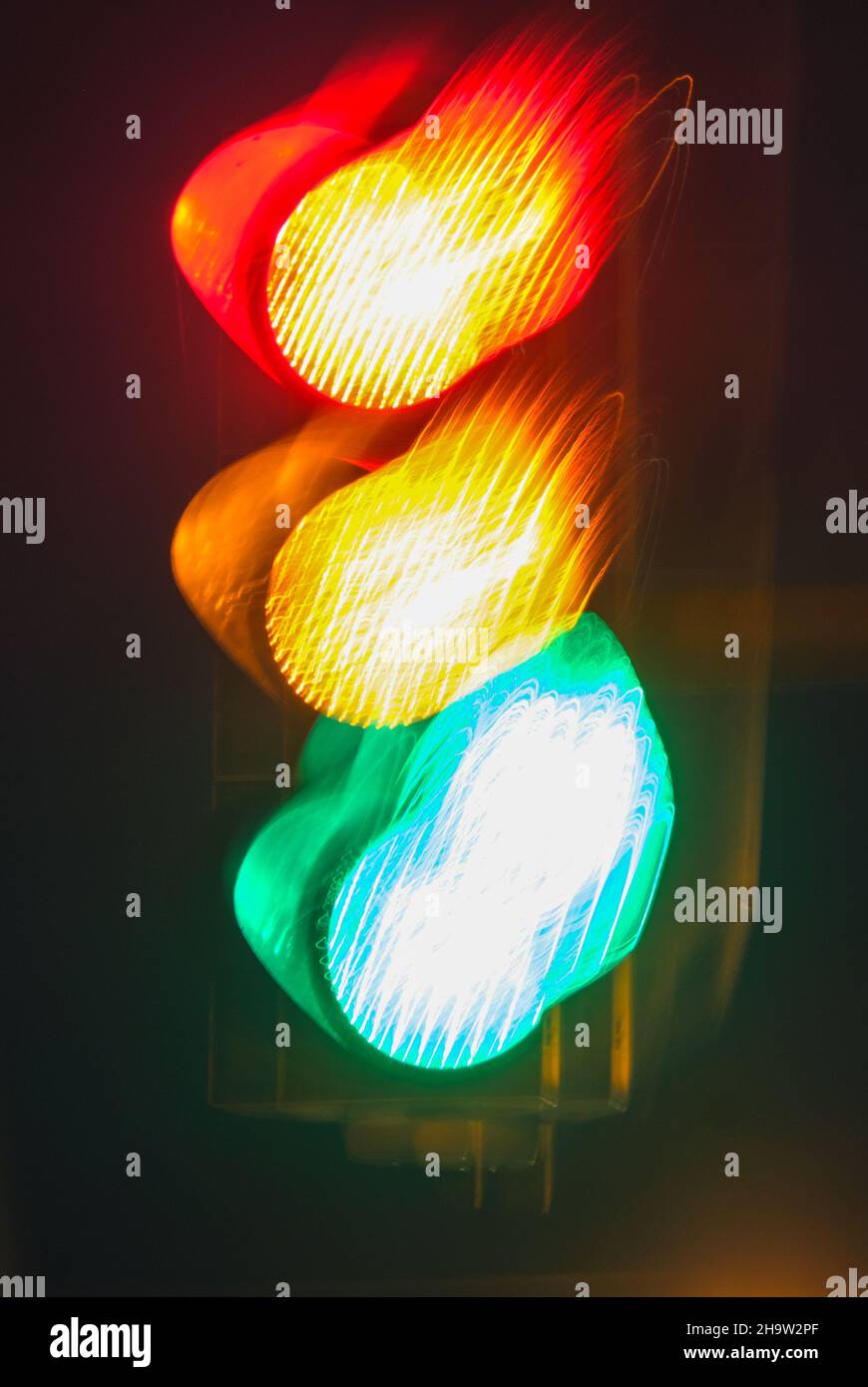 '28.10.2021, Germania, Brema, Brema - semafori di tutti e tre i colori (lunga esposizione). 00A211028D121CAROEX.JPG [MODELLO RELEASE: NON RICORREABL Foto Stock