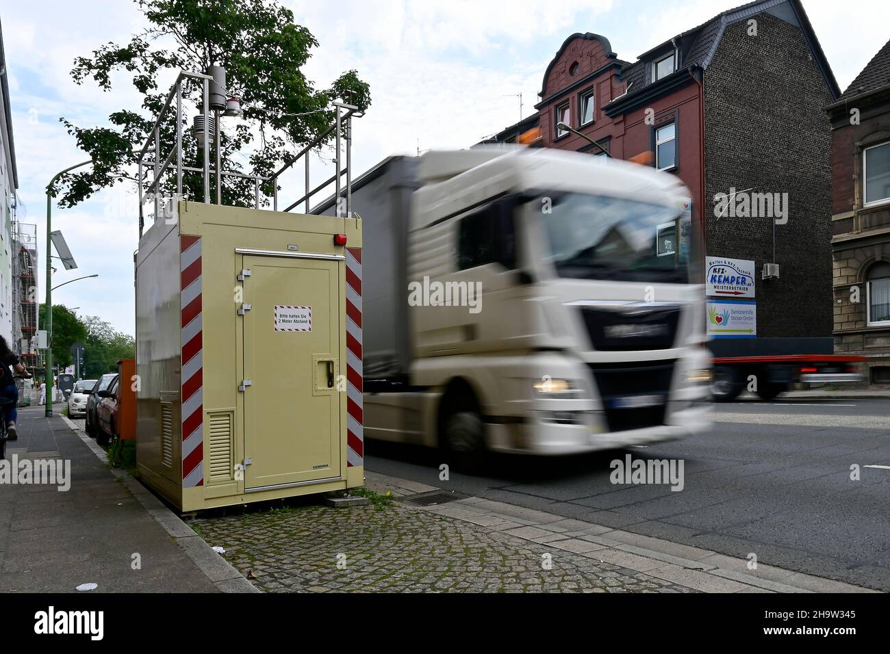 «08.06.2021, Germania, Renania settentrionale-Vestfalia, Essen - flusso di traffico sulla B 224 Gladbecker Strasse di Essen. Flusso di traffico sul occupato B224 durante il Foto Stock