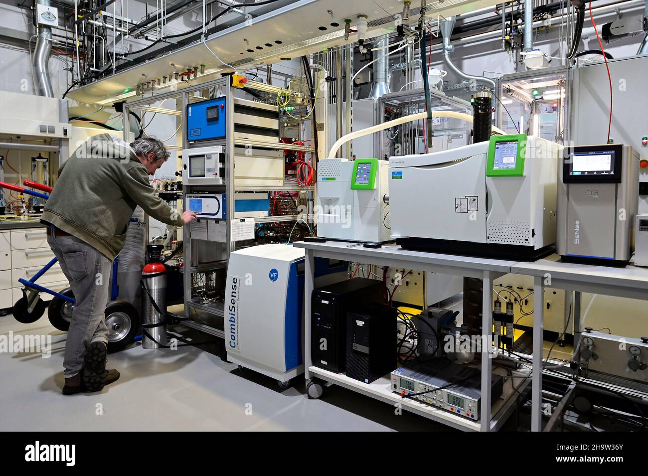 '28.09.2021, Germania, Renania settentrionale-Vestfalia, Duisburg - Centro per la tecnologia delle celle a combustibile. L'istituto (ZBT) è uno dei più importanti centri di ricerca europei faci Foto Stock