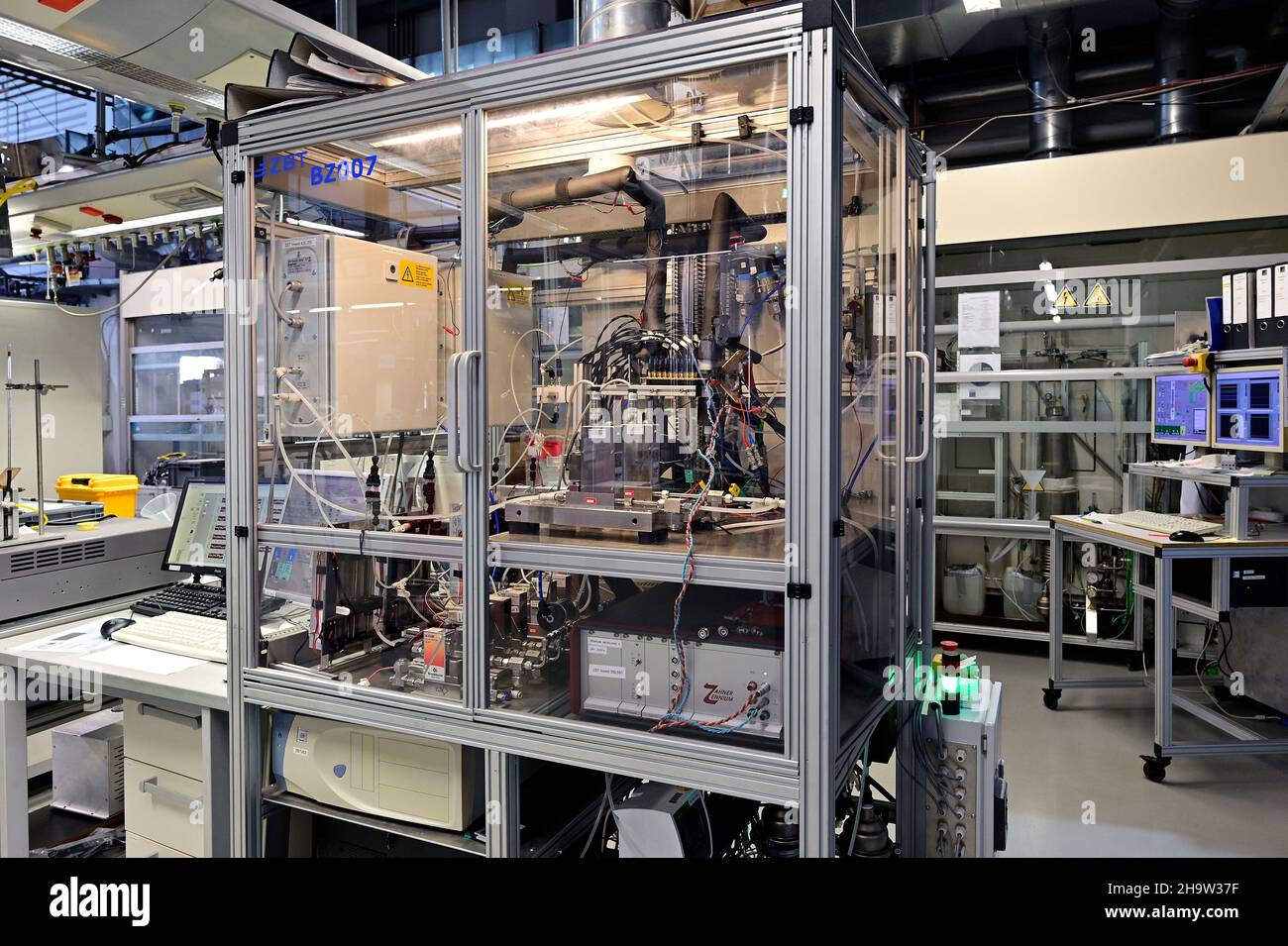 '28.09.2021, Germania, Renania settentrionale-Vestfalia, Duisburg - Centro per la tecnologia delle celle a combustibile. L'istituto (ZBT) è uno dei più importanti centri di ricerca europei faci Foto Stock
