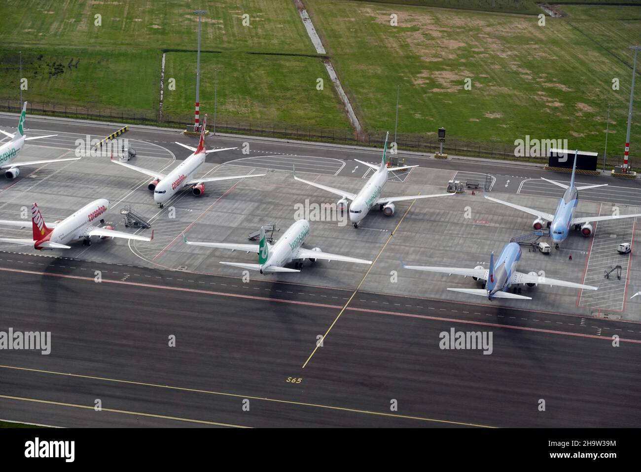 '28.03.2021, Paesi Bassi, Olanda del Nord, Amsterdam - effetti della pandemia corona: Gli aerei sono parcheggiati all'aeroporto di Schiphol. 00S210328D537CAROEX.JP Foto Stock