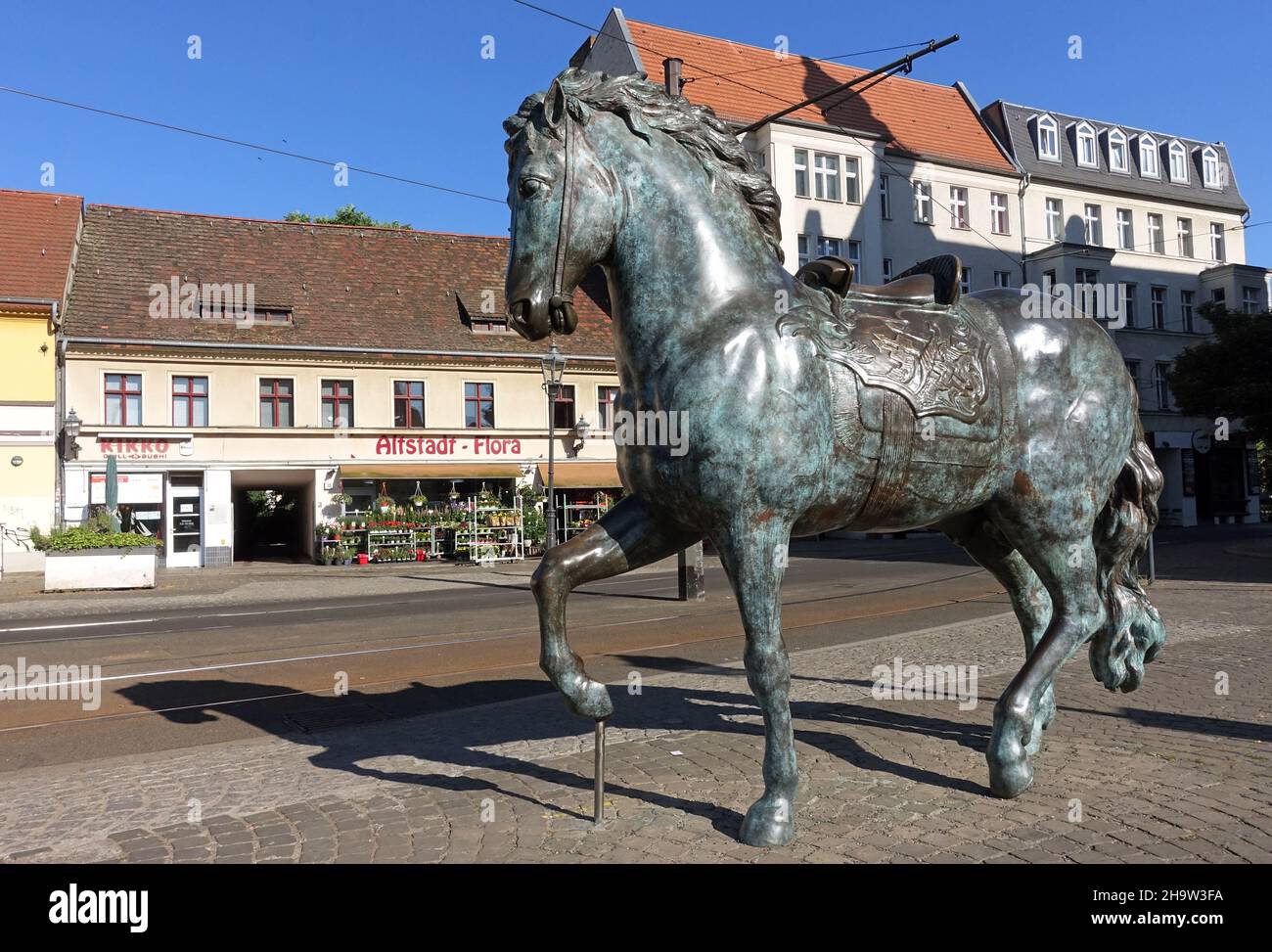 '18.06.2021, Germania, , Berlino - Bronzo cavallo dell'azione d'arte cavalli selvatici a Schlossplatz Koepenick.. 00S210618D444CAROEX.JPG [VERSIONE MODELLO: NO, PR Foto Stock