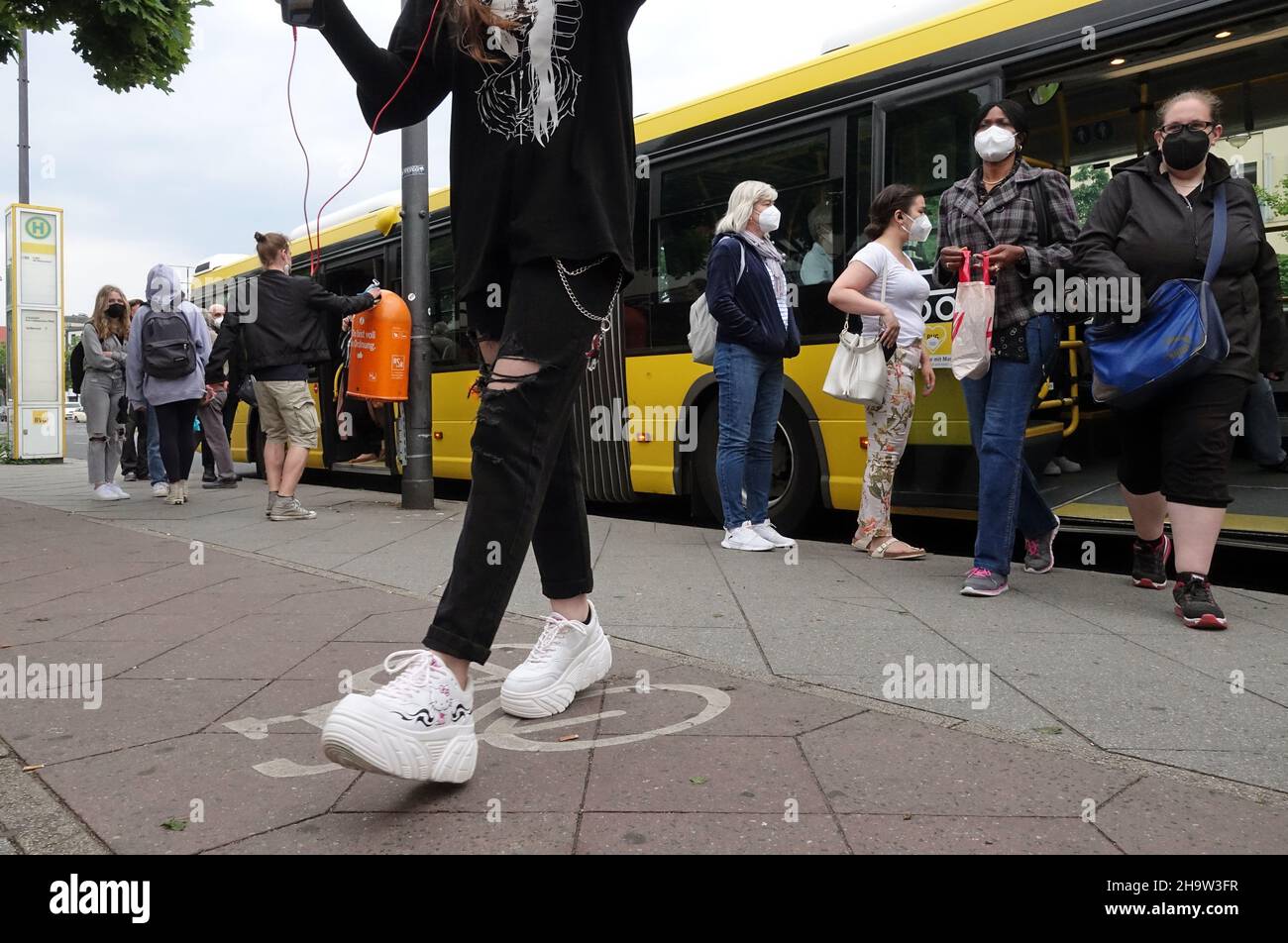 '04.06.2021, Germania, , Berlino - gente che si va e si ferma alla porta centrale di un autobus BVG.. 00S210604D396CAROEX.JPG [RELEASE MODELLO: NO, PROPERTY RELE Foto Stock