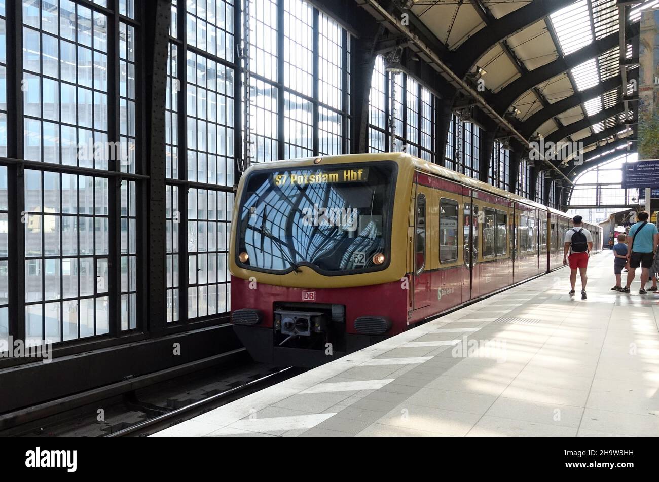 '24.07.2021, Germania, Berlino - S-Bahn linea 7 arriva alla stazione Friedrichstrasse. 00S210724D548CAROEX.JPG [RELEASE MODELLO: NO, RELEASE PROPRIETÀ: NO Foto Stock