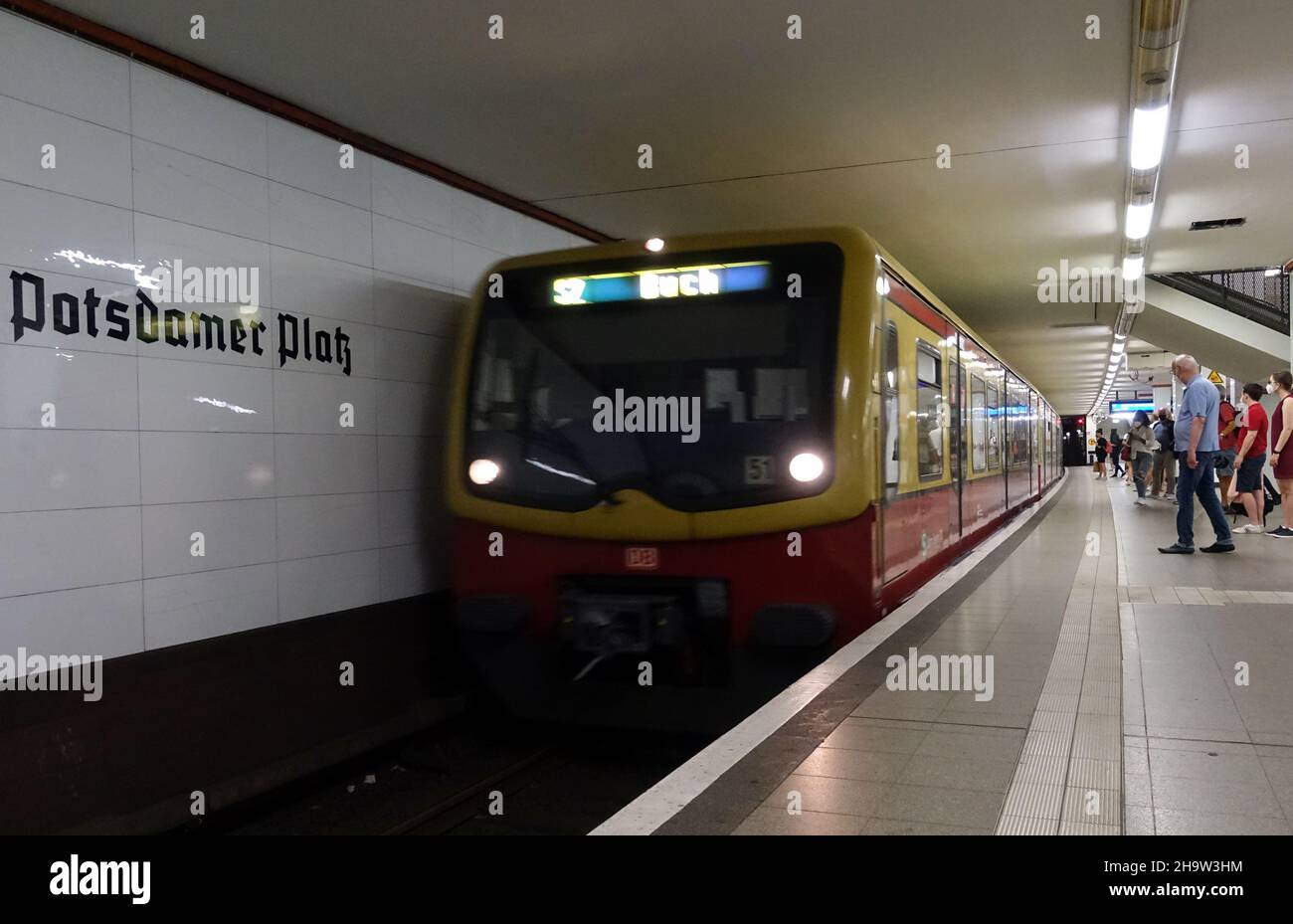 '24.07.2021, Germania, Berlino - S-Bahn linea 2 arriva alla stazione Potsdamer Platz. 00S210724D546CAROEX.JPG [RELEASE MODELLO: NO, RELEASE PROPRIETÀ: NO ( Foto Stock