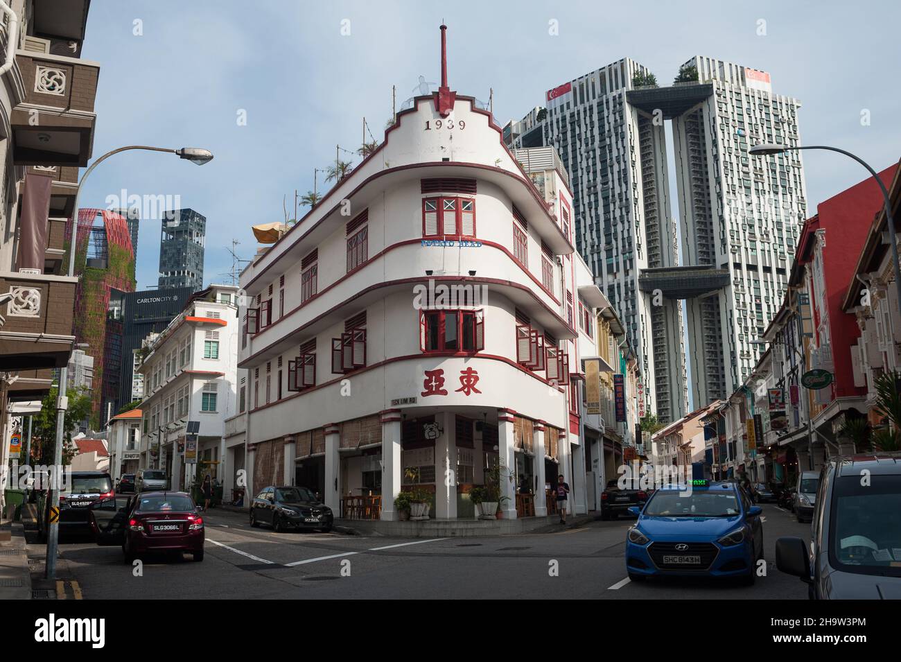 '19.07.2017, Singapore, Singapore - paesaggio urbano con negozi storici, il ristorante Potato Head in un edificio Art Deco e l'alto residence Foto Stock