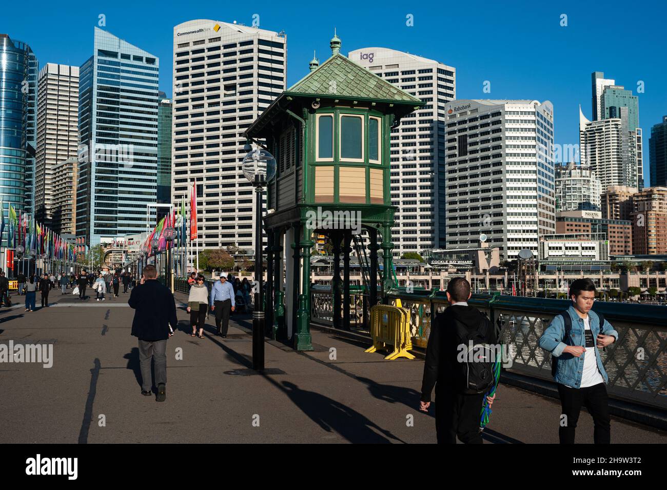 '20.09.2018, Australia, nuovo Galles del Sud, Sydney - Vista della citta' dal Ponte Pyrmont che attraversa Cockle Bay a Darling Harbour fino allo skyline degli affari Foto Stock