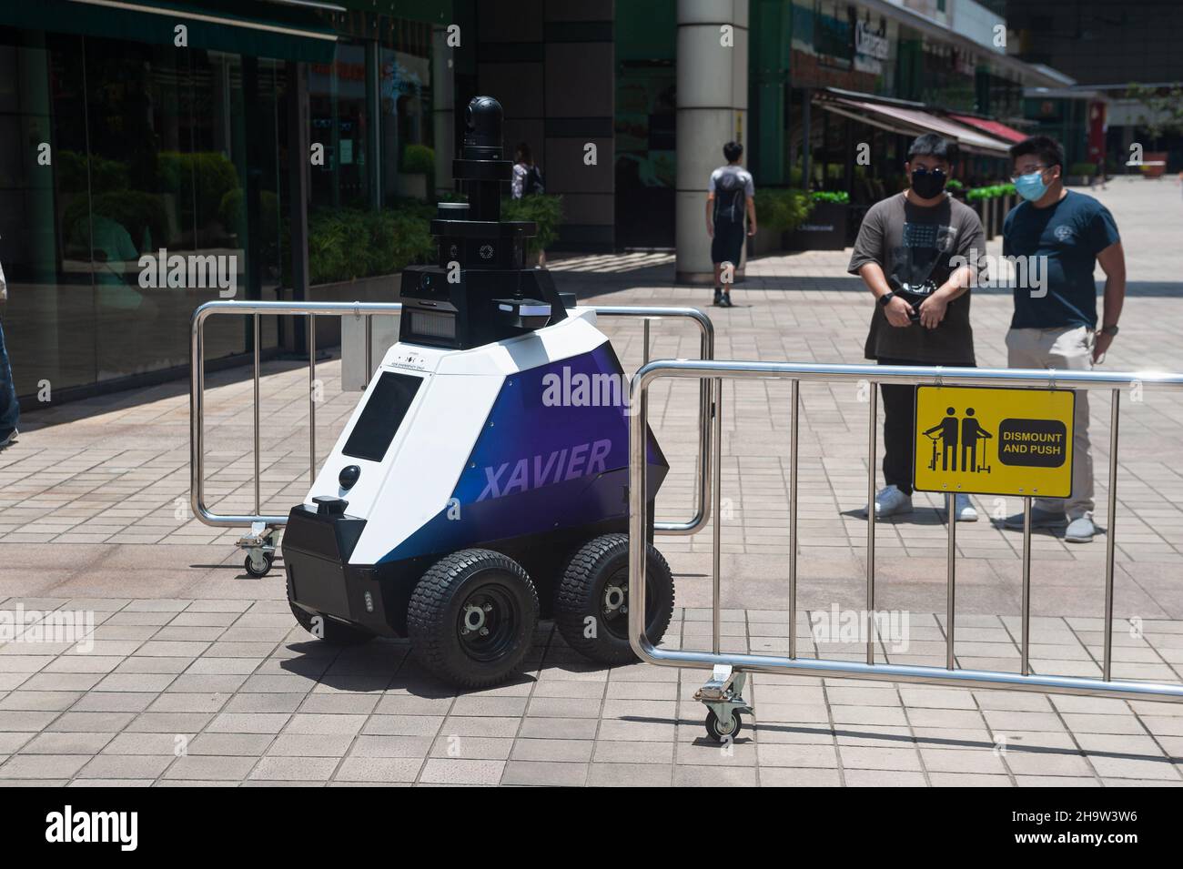 '15.09.2021, Singapore, Singapore - un robot autonomo chiamato Xavier dallo sviluppatore HTX (Home Team Science and Technology Agency) commissionato da Th Foto Stock