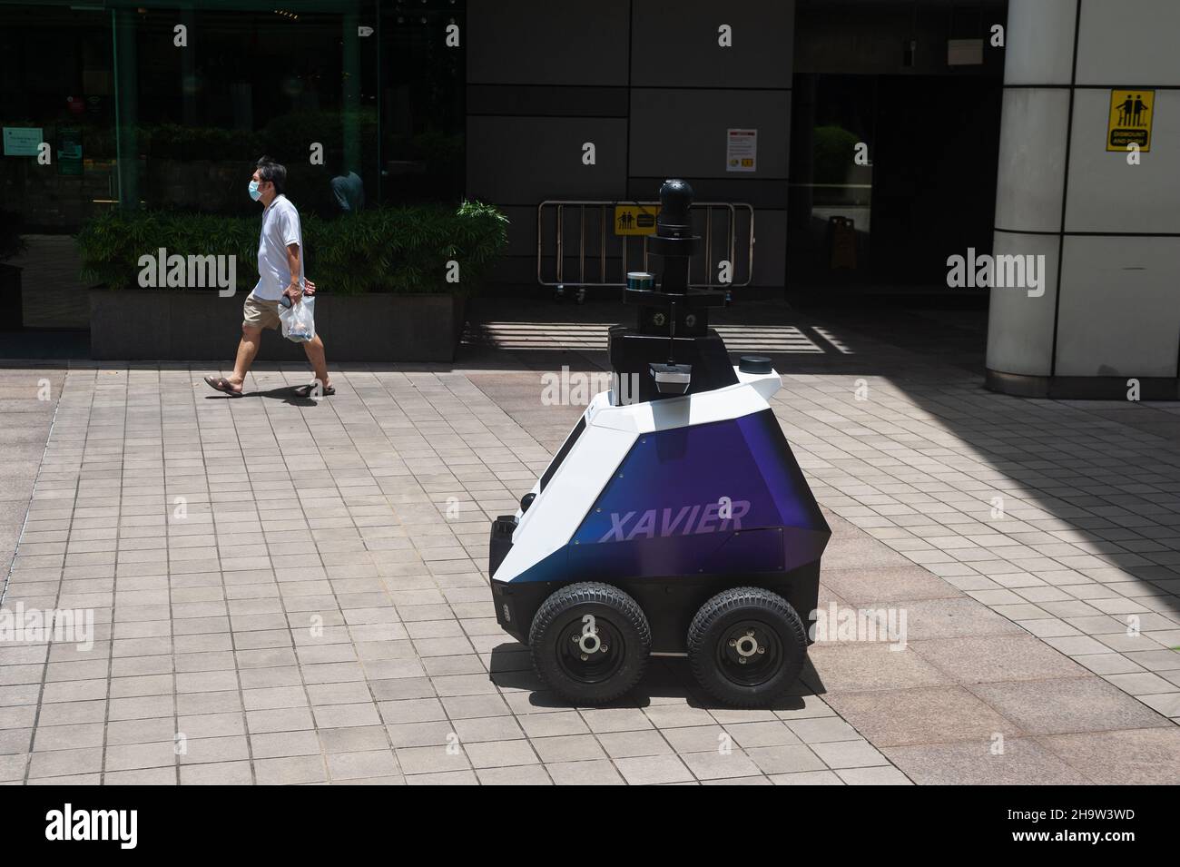 '15.09.2021, Singapore, Singapore - un robot autonomo chiamato Xavier dallo sviluppatore HTX (Home Team Science and Technology Agency) commissionato da Th Foto Stock