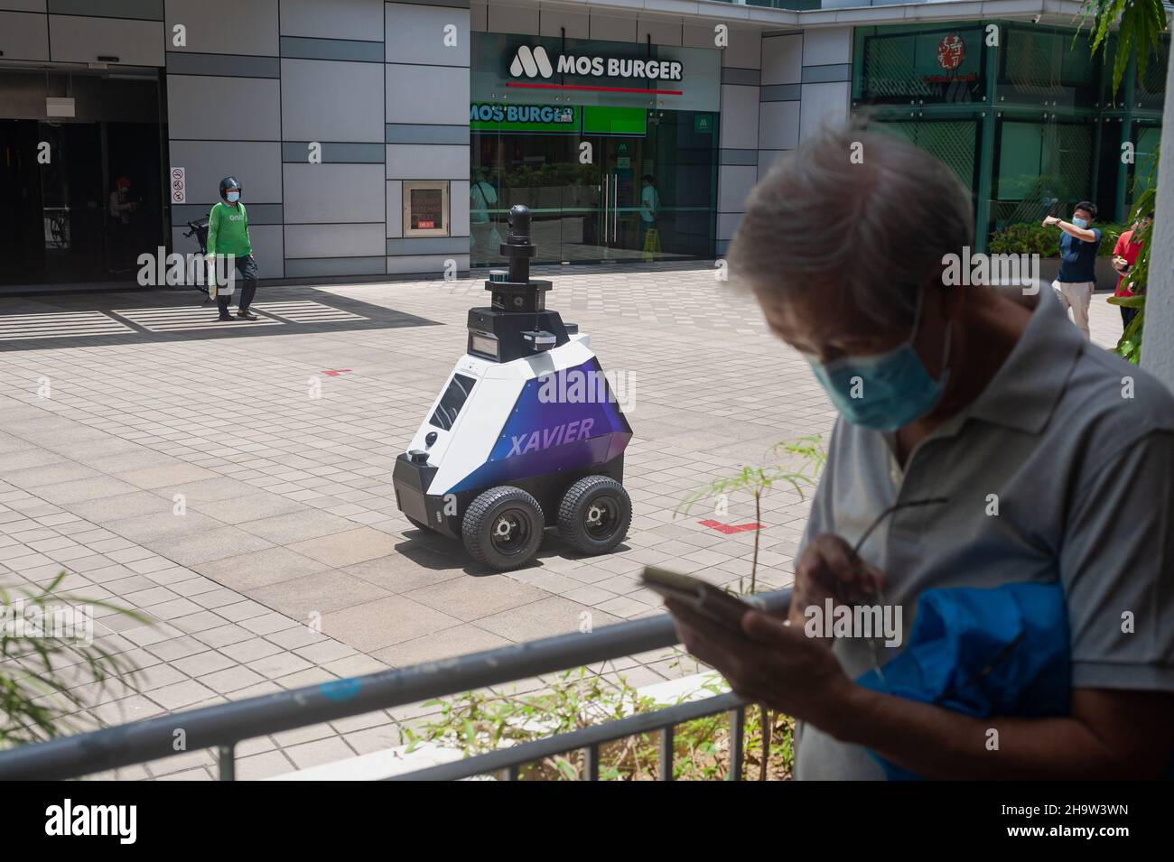 '15.09.2021, Singapore, Singapore - un robot autonomo chiamato Xavier dallo sviluppatore HTX (Home Team Science and Technology Agency) per conto della M Foto Stock