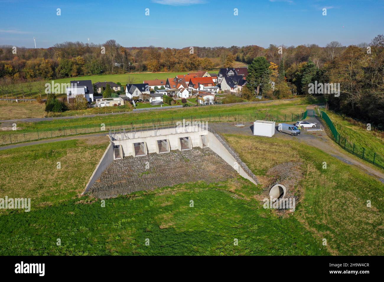 «10.11.2021, Germania, Renania settentrionale-Vestfalia, Datteln - protezione contro le alluvioni durante le precipitazioni pesanti mediante bacini di ritenzione delle acque piovane, acque piovane RRB Foto Stock