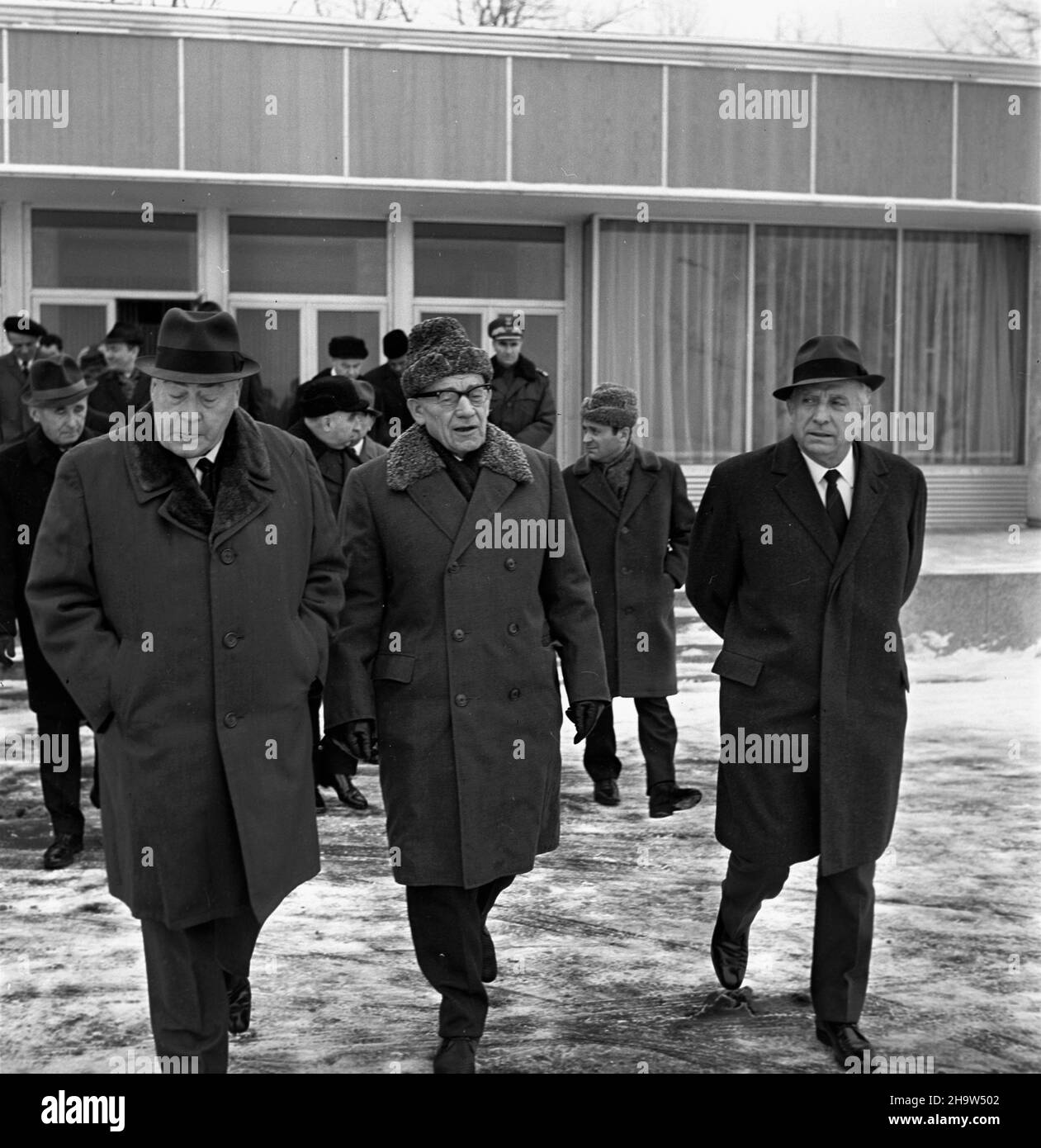 Warszawa, 1969-12-02.W³adys³aw Gomu³ka, i sekretarz Komitetu Centralnego Polskiej Zjednoczonej Partii Robotniczej i Józef Cyrankiewicz, prezes Rady Ministrów Polskiej Rzeczypospolitej Ludowej oczekuj¹ na warszawskim lotnisku Okêcie na odlot do Moszydskij pañstw Uk³adu w 1969 który odbywa³ siê 5 w 3 w rszrozydskij, w. ¯egnaj¹ ich cz³onkowie najwy¿szych w³adz. M. poll. NZ Zenon Kliszko (1L), wicemarsza³ek Sejmu PRL i cz³onek Biura Politycznego, Józef Cyrankiewicz (2L), Stefan Jêdrychowski (3L), ministro spraw zagranicznych, W³adys³aw Gomu³ka (4L) i Marian Spychalski (6L), p. Foto Stock