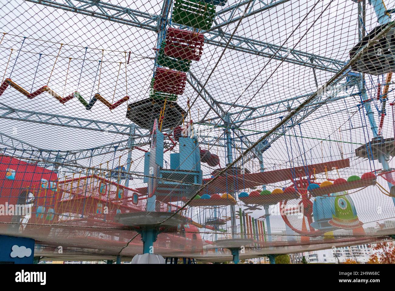 attrazione di corda per bambini acrobatica trampolini circo calamari game.concept circo giocare giochi per bambini Foto Stock