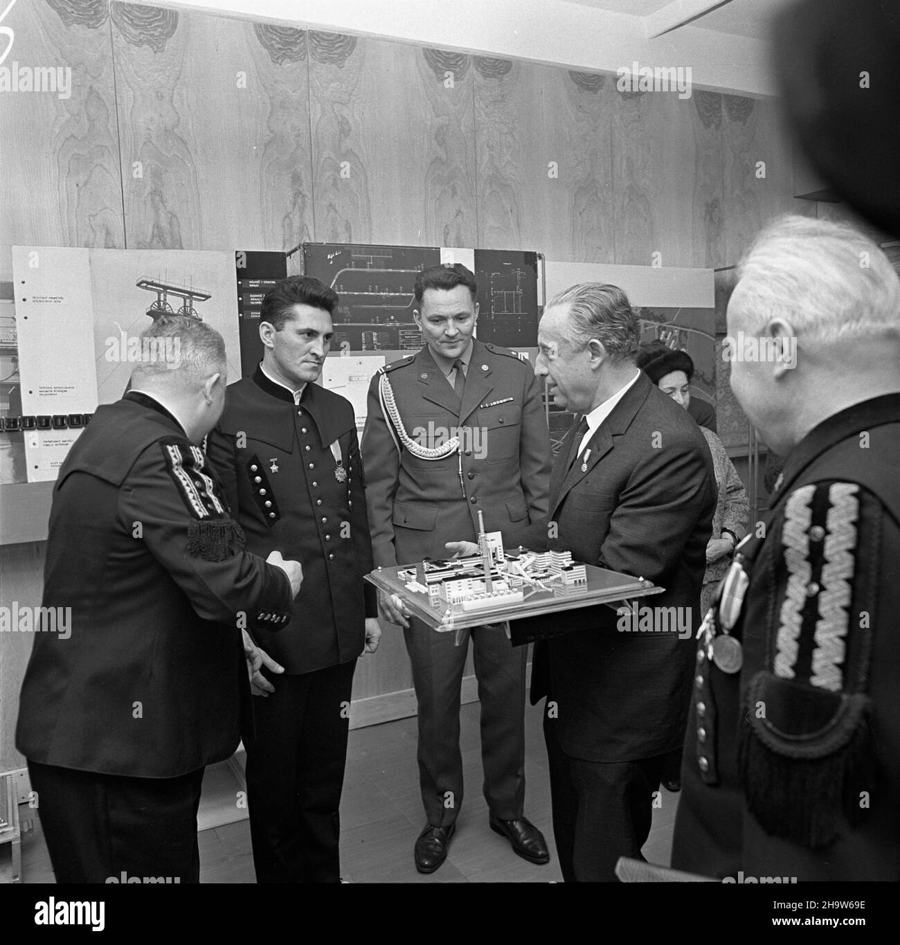Katowice, 1969-12-03. W przeddzieñ Barbórki i otwarcia Kopalni Wêgla Kamiennego Zofiówka przedstawiciele najwy¿szych w³adz centralnych, cz³onkowie Biura Politycznego: przewodnicz¹cy Rady Pañstwa, marsza³ek Polski Marian Spychalski i sekretarz Komitetu Centralnego Polskiej Zjednozonej Partii Robysicznj wystawê Rzki Zwizj () Pzwizki Rzj Rzki Zwizj Pzj. Myœl wynalazcza w technice, któr¹ otworzono w Oœrodku Postêpu Technicznego mieszcz¹cym siê w Wojewódzkim Parku Kultury i Wypoczynku. NZ. m.in. Marian Spychalski (4L). Ad PAP/Stanis³aw Jakubowski Jastrzebie Zdroj, 3 dicembre 1969. Il giorno Foto Stock