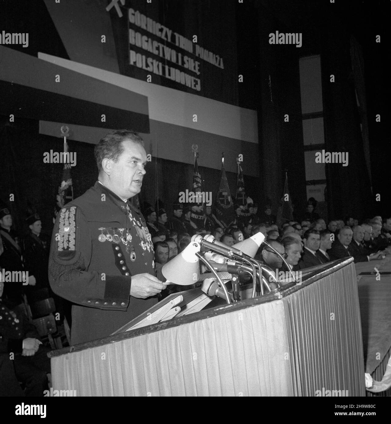 Zabrze, 1969-12-03. W Domu Muzyki i Tañca odby³y siê centralne uroczystoœci z okazji Barbórki. Przybyli na nie przedstawiciele w³adz partyjnych i pañstwowych oraz górnicy. NZ. Przemawia ministro górnictwa i energetyki Jan Mitrêga. pw PAP/Stanis³aw Jakubowski Zabrze, 3 dicembre 1969. Le cerimonie del Central Miner Day si sono svolte presso il Music and Dance Club. Erano presenti alti funzionari di partito e di stato e minatori. Nella foto: Discorso del ministro dell'industria mineraria e energetica Jan Mitrega. pw PAP/Stanislaw Jakubowski Foto Stock