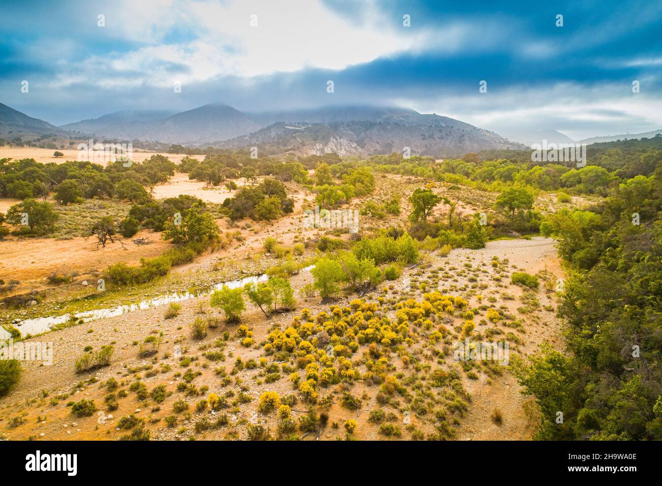 Vista aerea del fiume Santa Ynez sopra il lago Cachuma, Santa Ynez Valley, California Foto Stock