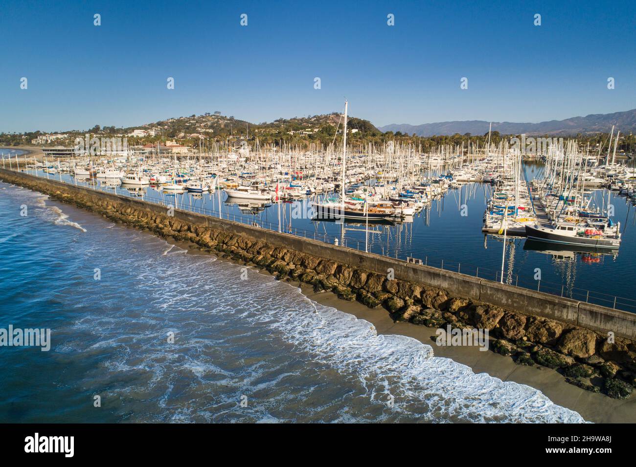 Vista aerea del porto di Santa Barbara e Breakwater, Santa Barbara, California Foto Stock