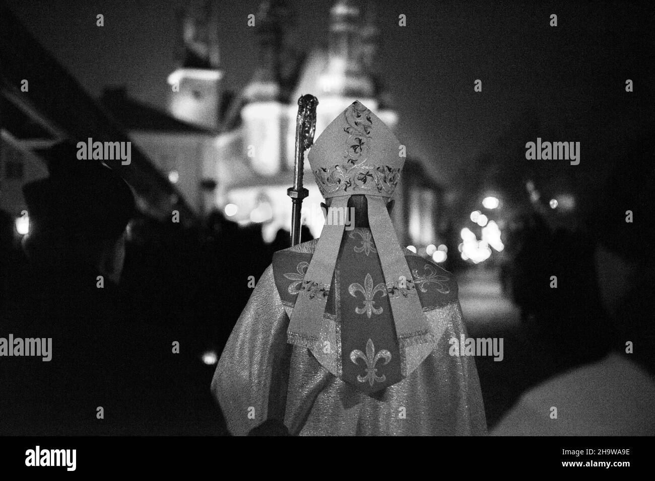 Poznan, Wielkopolska, Polonia. 8th Dic 2021. Solennità dell'Immacolata Concezione della Beata Vergine Maria nella Chiesa Cattolica: Processione della luce a Poznan. La processione si è svolta per la quindicesima volta. È frequentato da vigili del fuoco che trasportano le torce. Essi collocano anche un mazzo di fiori sulla cima della statua dell'Immacolata. Il monumento in onore della Madre di Dio si trova sul luogo in cui fu costruita la prima cappella cristiana in Polonia (per la duchessa Dobrawa e il principe Mieszko i). Nella foto: mons. Stanislaw Gadecki (C). SOLO PER USO EDITORIALE. LA PUBBLICAZIONE NELLA NEGA Foto Stock