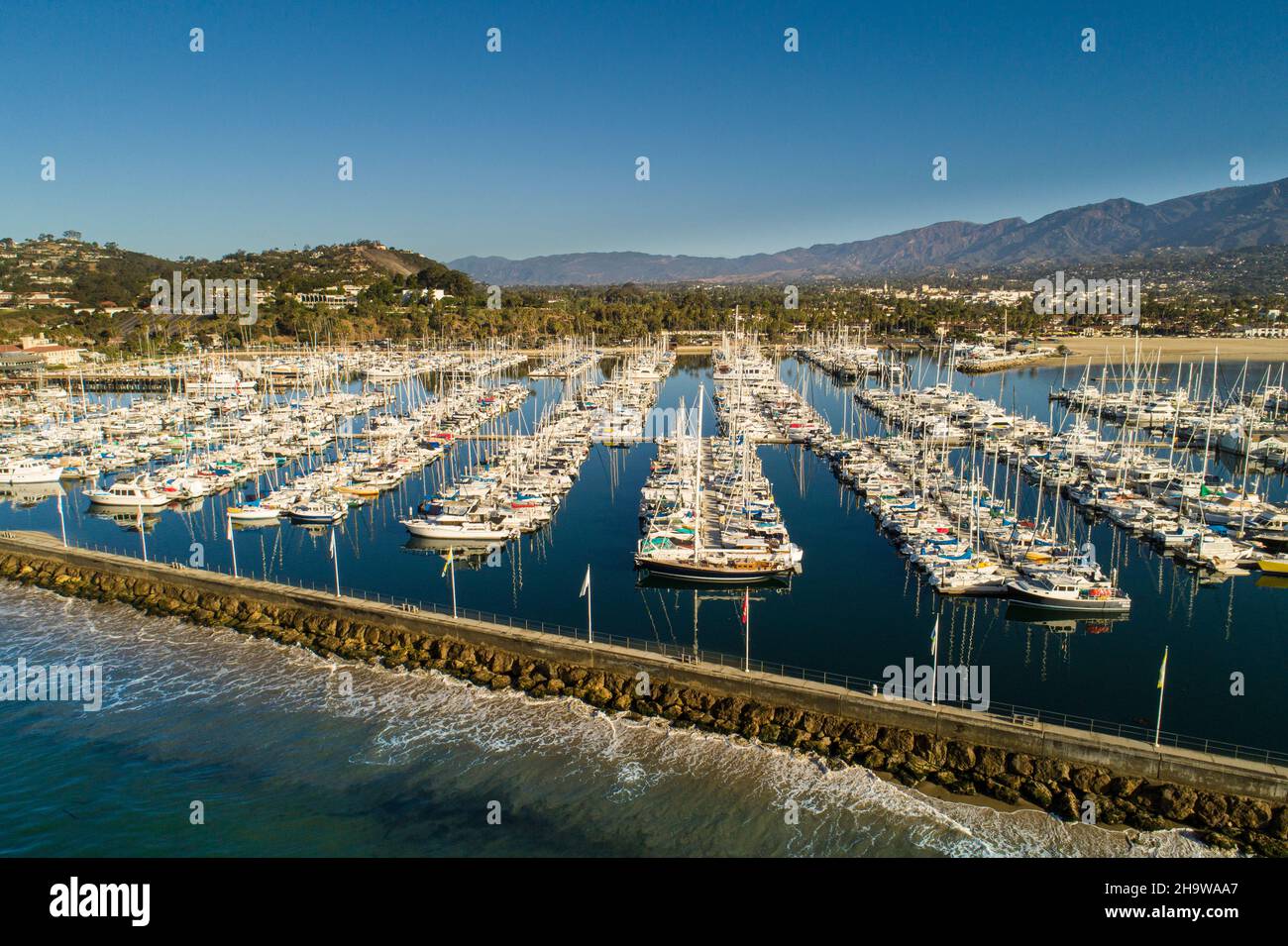 Vista aerea del porto di Santa Barbara e Breakwater, Santa Barbara, California Foto Stock