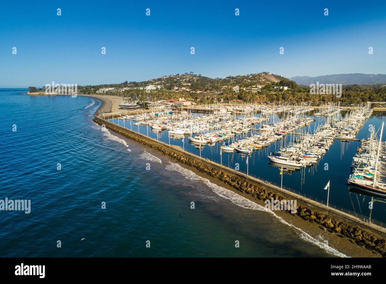 Vista aerea del porto di Santa Barbara e Breakwater, Santa Barbara, California Foto Stock