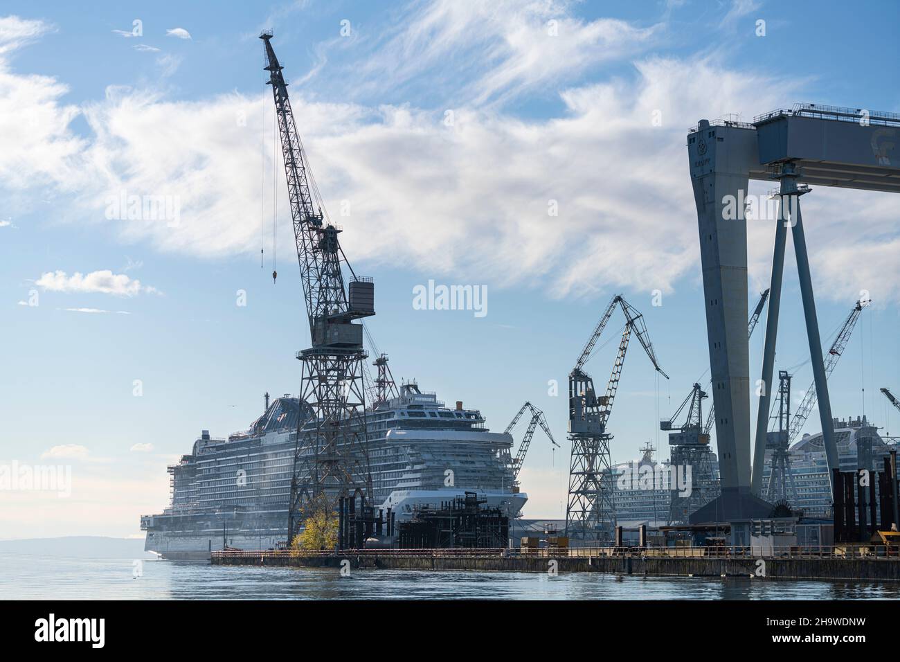 Monfalcone, Italia. Dicembre 2021. Vista di una grande nave da crociera in costruzione in un cantiere Foto Stock