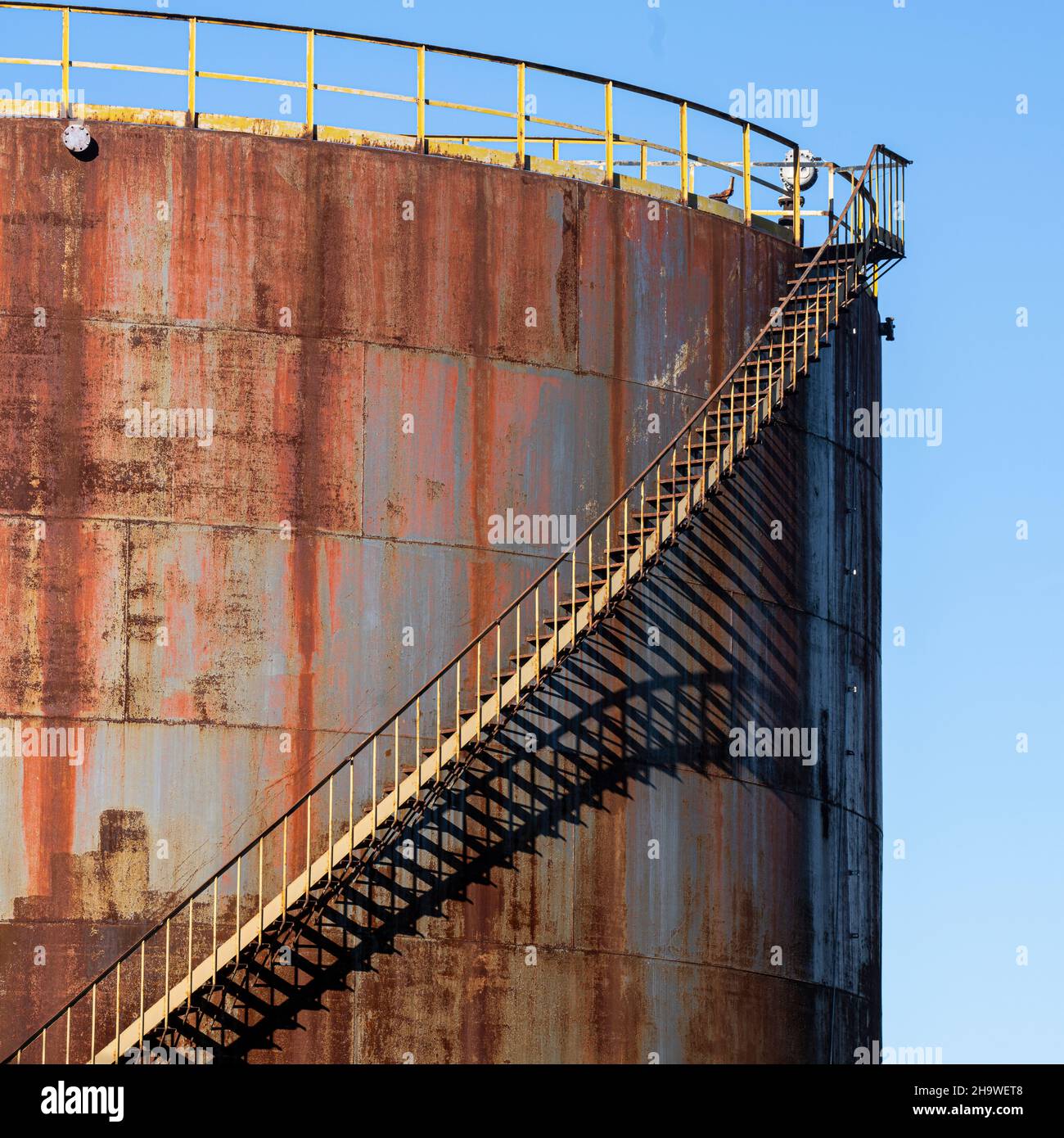 un vecchio silo per lo stoccaggio di prodotti petroliferi Foto Stock