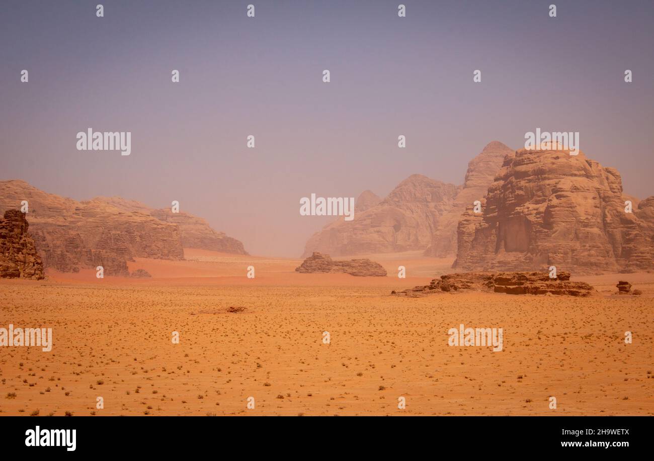 Escursioni nel deserto di Wadi Rum, Giordania, nel mese di aprile Foto Stock