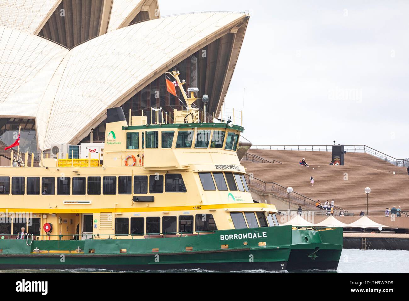 Traghetto per Sydney MV borrowdale, traghetto per il porto pubblico, passa davanti al teatro dell'opera di Sydney, NSW, Australia Foto Stock