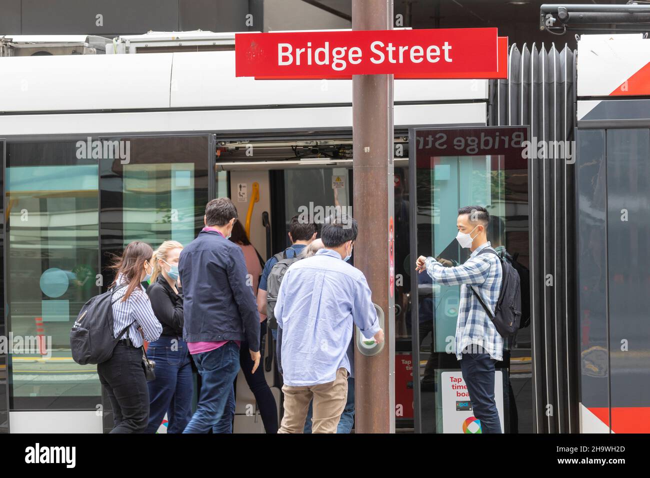 Il trasporto pubblico di Sydney indossa le maschere a causa dell'epidemia di covid 19 rimane obbligatorio, Sydney Light Rail, Australia Foto Stock