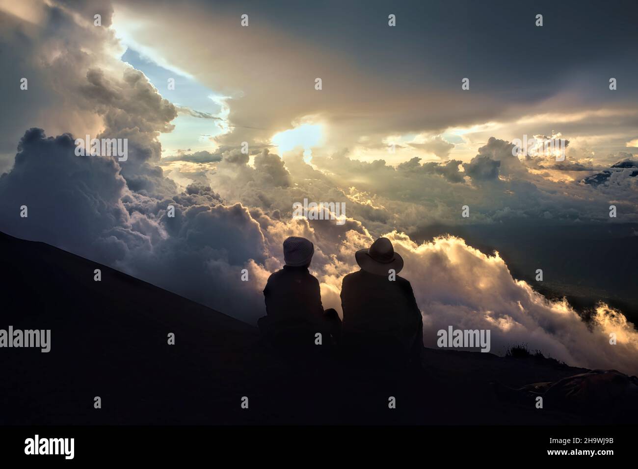 Guardando un tramonto paradisiaco dal vulcano Acatenango, Antigua, Guatemala Foto Stock