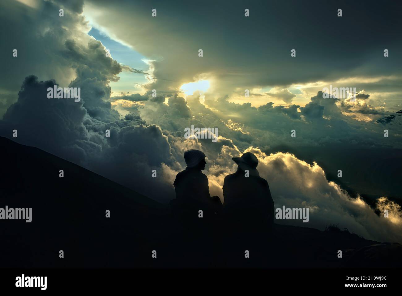 Guardando un tramonto paradisiaco dal vulcano Acatenango, Antigua, Guatemala Foto Stock