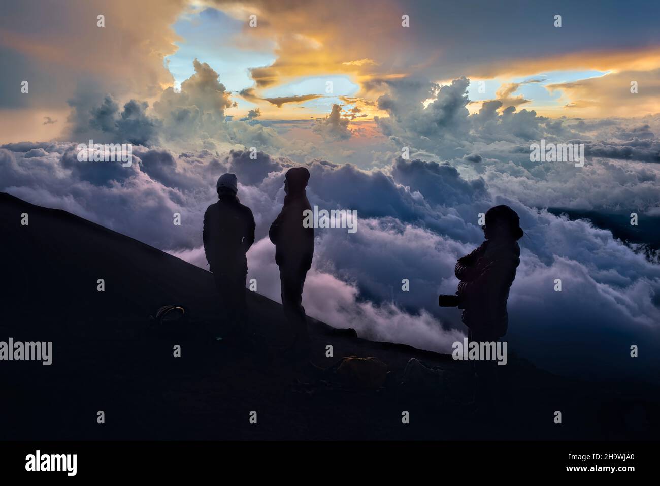 Guardando un tramonto paradisiaco dal vulcano Acatenango, Antigua, Guatemala Foto Stock