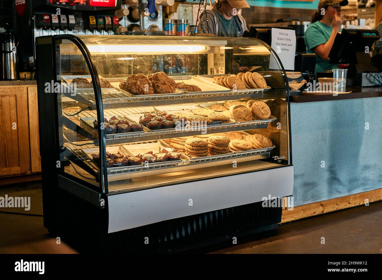 Prodotti da forno, biscotti e pasticcini in una vetrina illuminata in un mercato agricolo il nostro negozio di campagna a Pike Road Alabama, Stati Uniti. Foto Stock
