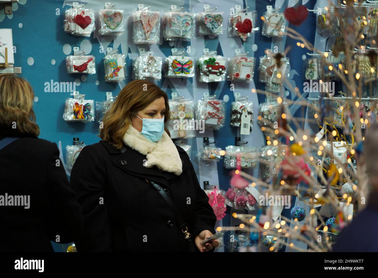 New York, Stati Uniti. 7th Dic 2021. La gente acquista ad un mercato di festa a New York, gli Stati Uniti, 7 dicembre 2021. L'inflazione annuale degli Stati Uniti rimarrà al di sopra dell'obiettivo della Federal Reserve del 2 per cento nei prossimi tre anni in mezzo a salari in aumento e forte domanda di beni e servizi, secondo un sondaggio rilasciato Lunedi dalla National Association for Business Economics (NABE). Credit: Wang Ying/Xinhua/Alamy Live News Foto Stock