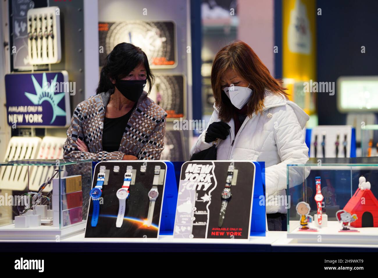 New York, Stati Uniti. 7th Dic 2021. La gente acquista in un negozio a New York, gli Stati Uniti, 7 dicembre 2021. L'inflazione annuale degli Stati Uniti rimarrà al di sopra dell'obiettivo della Federal Reserve del 2 per cento nei prossimi tre anni in mezzo a salari in aumento e forte domanda di beni e servizi, secondo un sondaggio rilasciato Lunedi dalla National Association for Business Economics (NABE). Credit: Wang Ying/Xinhua/Alamy Live News Foto Stock