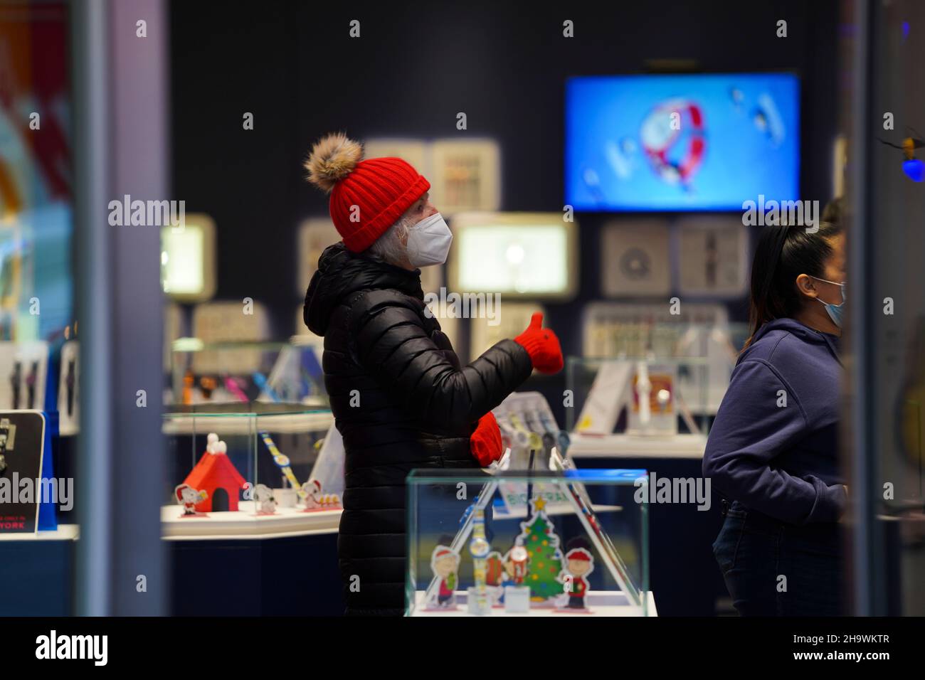 New York, Stati Uniti. 7th Dic 2021. La gente acquista in un negozio a New York, gli Stati Uniti, 7 dicembre 2021. L'inflazione annuale degli Stati Uniti rimarrà al di sopra dell'obiettivo della Federal Reserve del 2 per cento nei prossimi tre anni in mezzo a salari in aumento e forte domanda di beni e servizi, secondo un sondaggio rilasciato Lunedi dalla National Association for Business Economics (NABE). Credit: Wang Ying/Xinhua/Alamy Live News Foto Stock
