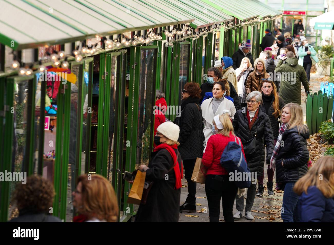 New York, Stati Uniti. 7th Dic 2021. La gente acquista ad un mercato di festa a New York, gli Stati Uniti, 7 dicembre 2021. L'inflazione annuale degli Stati Uniti rimarrà al di sopra dell'obiettivo della Federal Reserve del 2 per cento nei prossimi tre anni in mezzo a salari in aumento e forte domanda di beni e servizi, secondo un sondaggio rilasciato Lunedi dalla National Association for Business Economics (NABE). Credit: Wang Ying/Xinhua/Alamy Live News Foto Stock