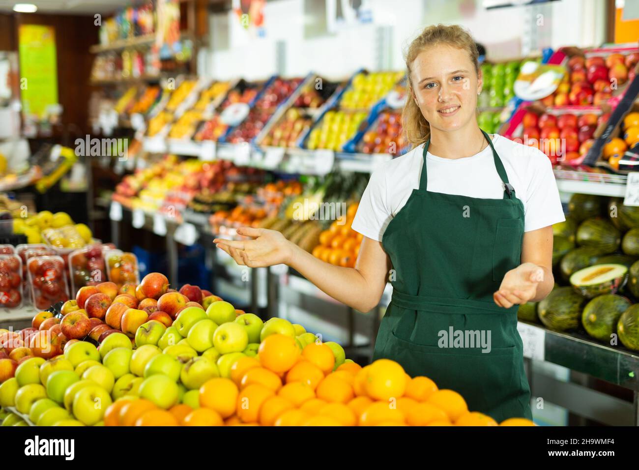 Ragazza al suo primo lavoro in negozio di verdure Foto Stock