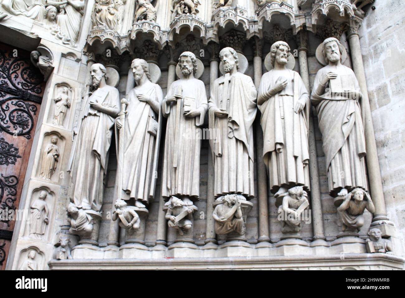 Statue storiche dei Santi Paolo, Giacomo, Tommaso, Filippo, Giuda e Matteo fiancheggiano l'ingresso sulla facciata della Cattedrale di Notre Dame a Parigi, Francia. Foto Stock