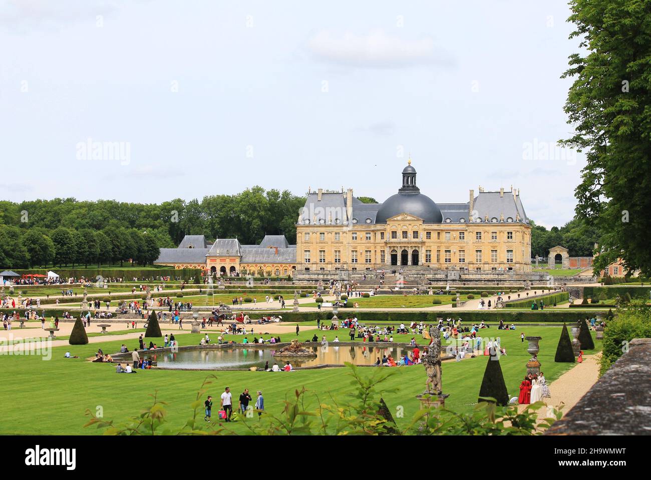 I visitatori vagano per i terreni di Château de Vaux-le-Vicomte, nei pressi di Parigi, Francia. Il castello fu costruito per Nicolas Fouquet, esattore fiscale per Luigi XIV Foto Stock