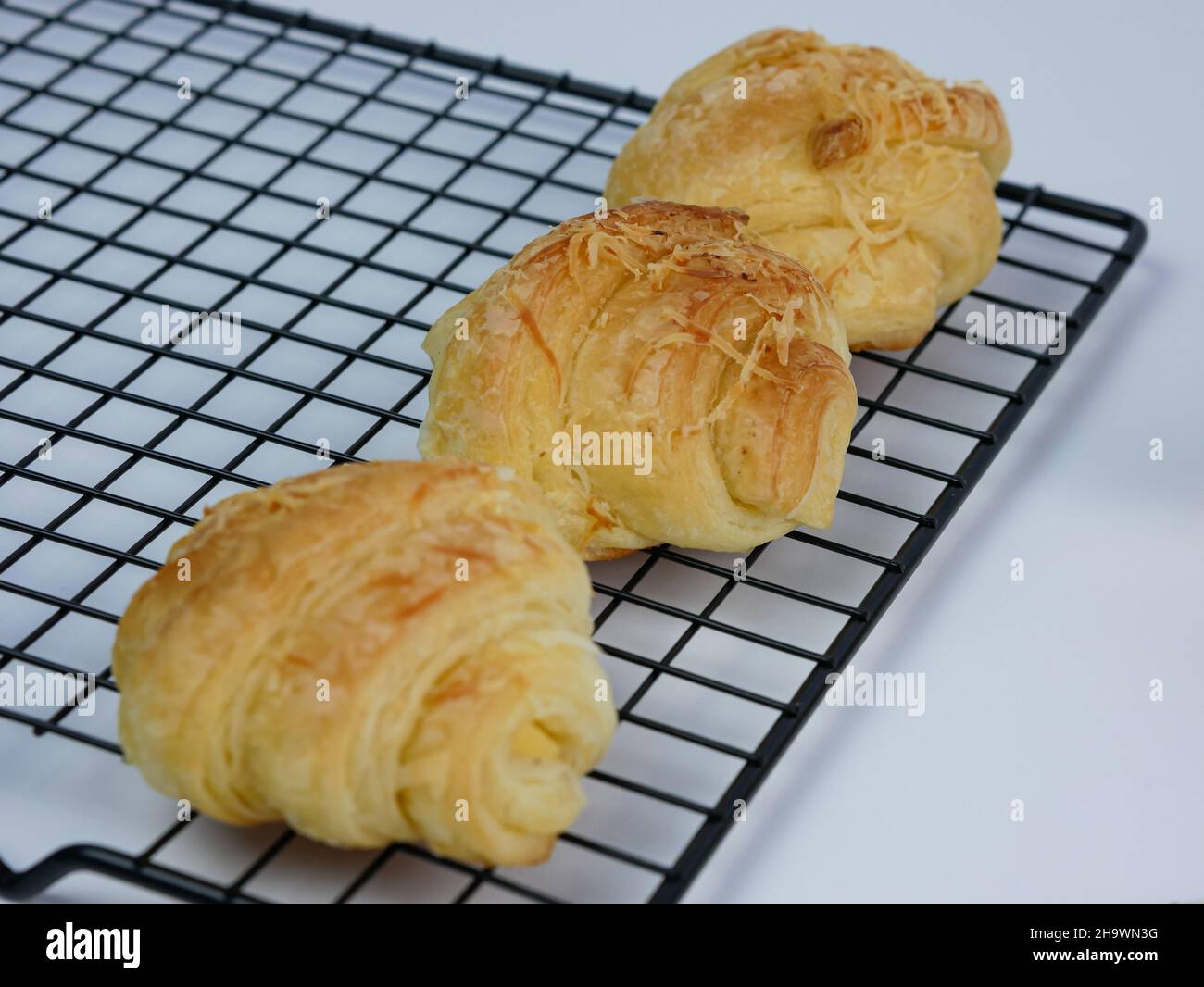primo piano di croissant al formaggio sulla griglia Foto Stock