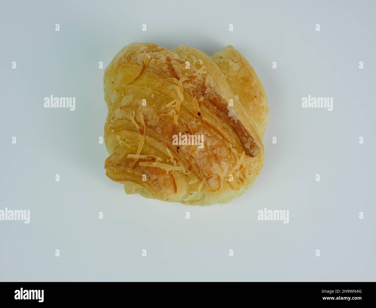 primo piano di un croissant al formaggio su sfondo bianco Foto Stock