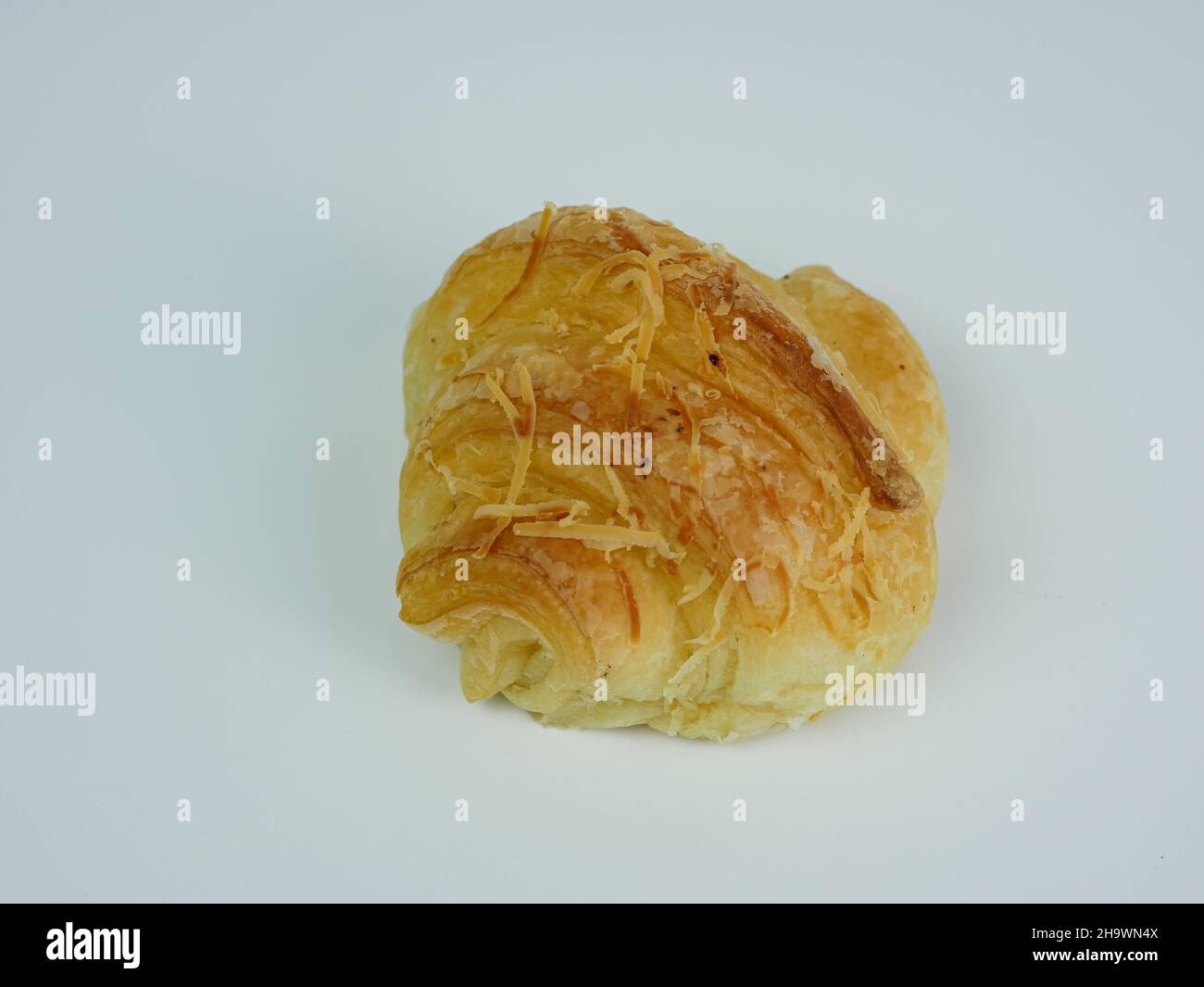 primo piano di un croissant al formaggio su sfondo bianco Foto Stock