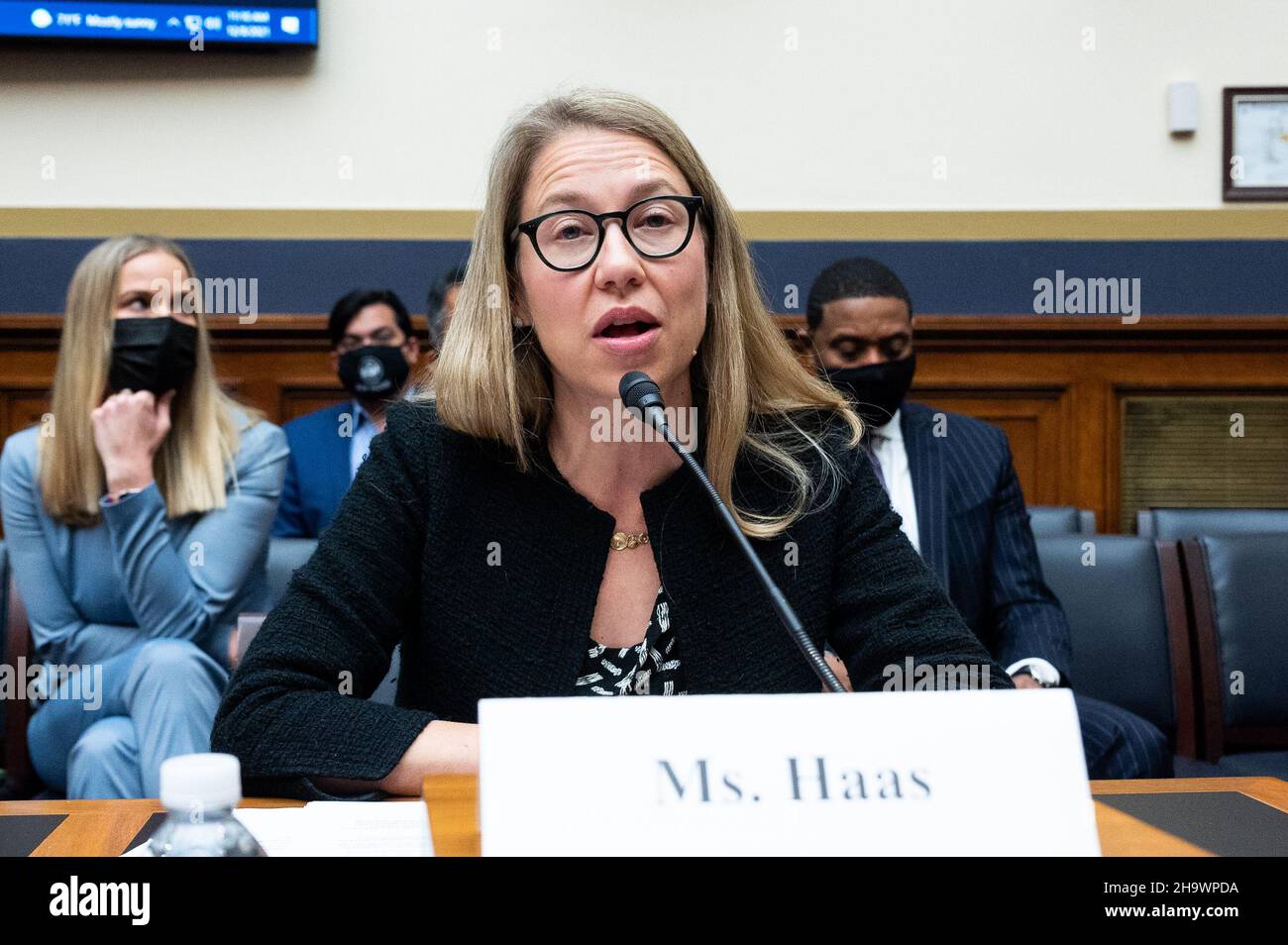 Washington, Stati Uniti. 08th Dic 2021. Alesia Jeanne Haas, CEO, Coinbase Inc. E CFO, Coinbase Global Inc., intervenendo ad un'audizione della House Committee on Financial Services. Credit: SOPA Images Limited/Alamy Live News Foto Stock