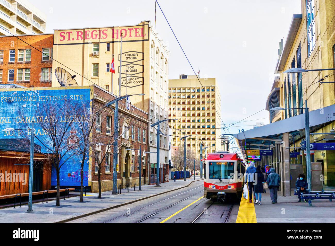 CALGARY, CANADA - 13 NOVEMBRE 2021: Il St. Regis Hotel in stile edoardiano, aperto dal 1913, e lo storico edificio Royal Canadian Legion costruito nel 1922 Foto Stock