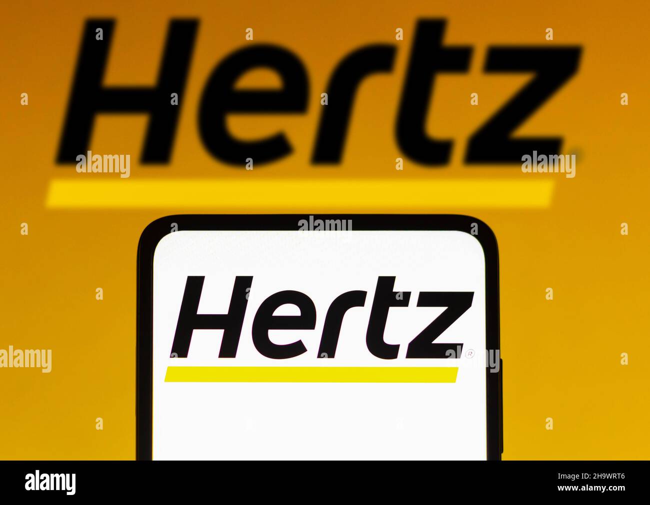 Brasile. 08th Dic 2021. In questa foto è illustrato il logo Hertz Corporation visualizzato su uno smartphone e sullo sfondo. Credit: SOPA Images Limited/Alamy Live News Foto Stock