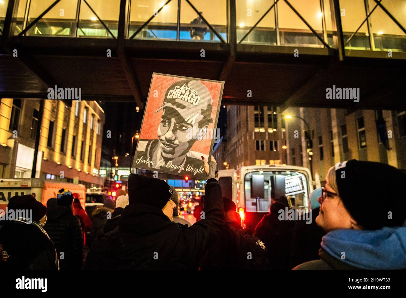 Minneapolis, Stati Uniti. 08th Dic 2021. I manifestanti dimostrano nei pressi del tribunale della contea di Hennepin durante gli argomenti di apertura del processo di Kim Potter il 8 dicembre 2021 a Minneapolis, Minnesota. Photo by Chris Tuite/imageSPACE Credit: Imagespace/Alamy Live News Foto Stock