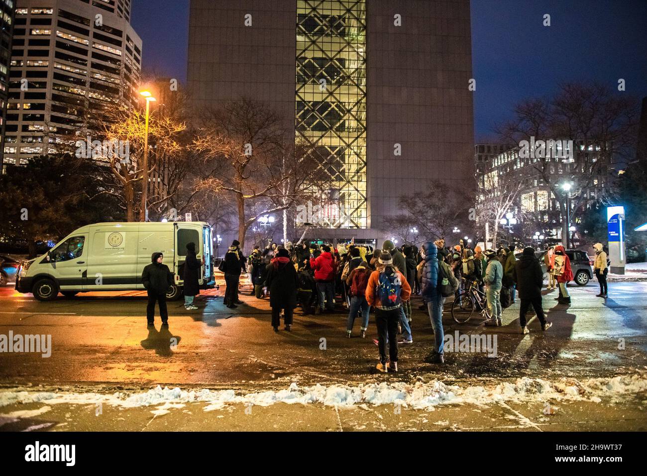 Minneapolis, Stati Uniti. 08th Dic 2021. I manifestanti dimostrano fuori dal tribunale della contea di Hennepin durante gli argomenti di apertura del processo di Kim Potter il 8 dicembre 2021 a Minneapolis, Minnesota. Photo by Chris Tuite/imageSPACE Credit: Imagespace/Alamy Live News Foto Stock