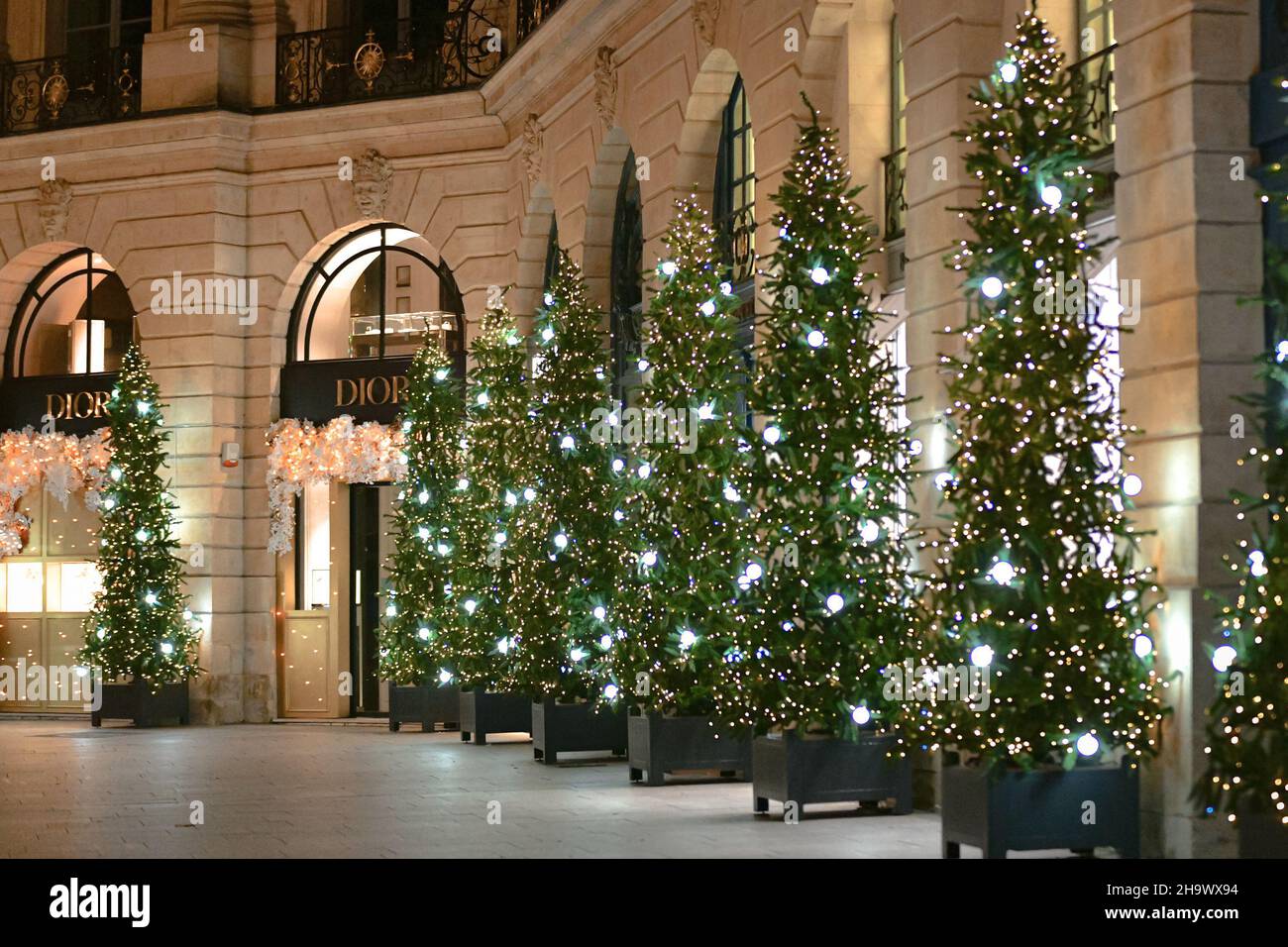 Illuminazione dei marchi di lusso durante la stagione natalizia su Place Vendome, Parigi, Francia, 8 dicembre 2021. Foto di Jana Chiamami J/ABACAPRESS.COM Foto Stock